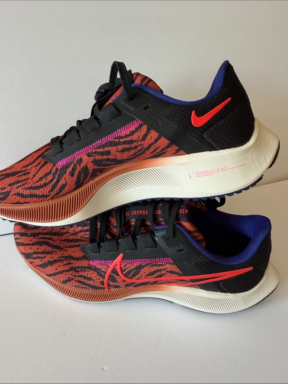 Nike Air Zoom tennis shoes
Pegasus 38 Tiger Stripe
Burnt Sunrise Runners Sz 9
